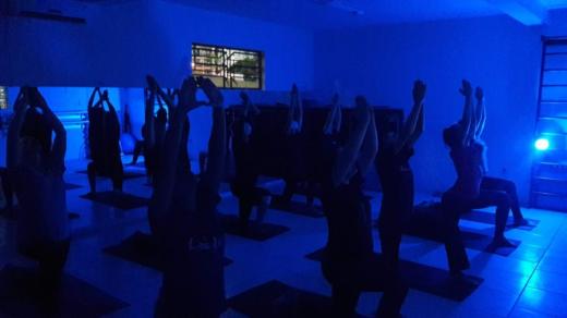 Oficina de yoga motiva grupo de participantes